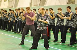 На фото: знаменитый Российский актёр Вадим Калганов обучается рукопашному бою в Федерации боевых искусств г. Москвы.